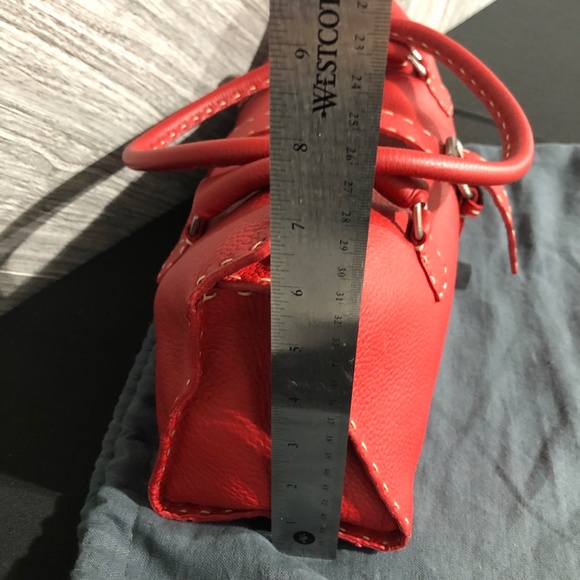 💥SOLD💥🌺Authentic Fendi Baguette Handbag in Red Leather🌺 - Picture 10 of 17